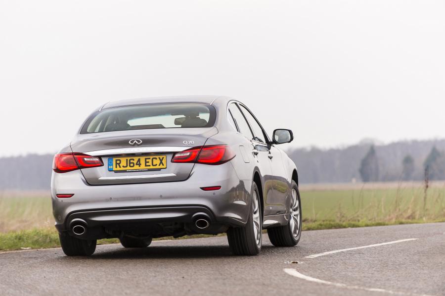  Infiniti Q70 Hybrid 2015 года  (UK) (фото 10 из 23)
